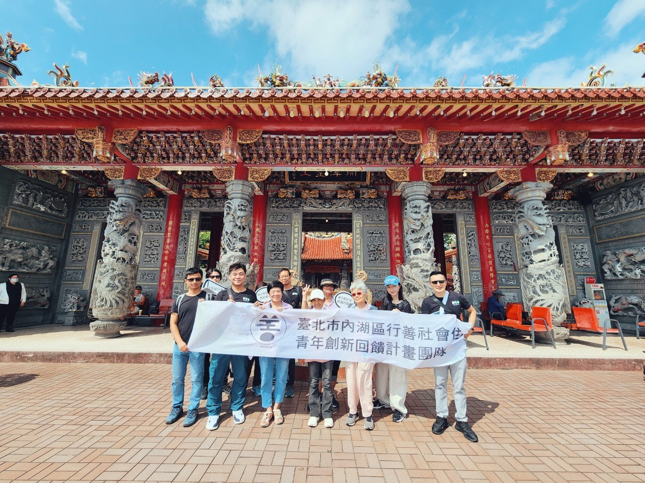 碧山巖廟前團體合照